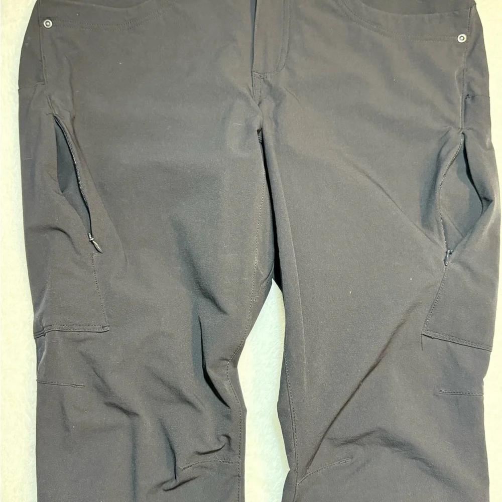Duluth Trading Co Women's Black Zip Cargo Pocket Pants - Picture 6 of 8